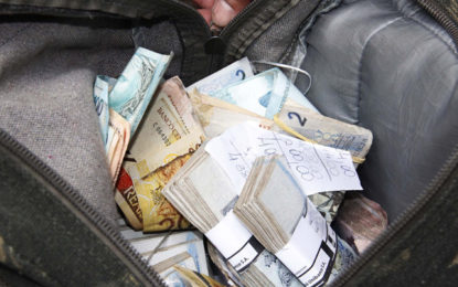 Dupla rende proprietário e leva mais de R$5 mil de padaria