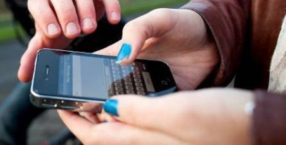 Jovem tem aparelho celular roubado e autores são detidos