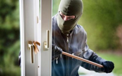 Autores furtam dinheiro e material de trabalho de cabeleireiro