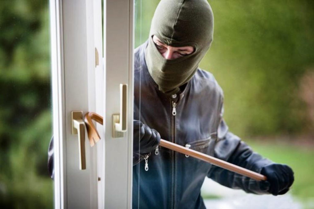 Autores furtam dinheiro e material de trabalho de cabeleireiro