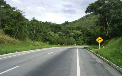 CARRO CAI EM RIBANCEIRA NA BR 040