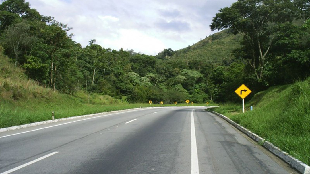 CARRO CAI EM RIBANCEIRA NA BR 040