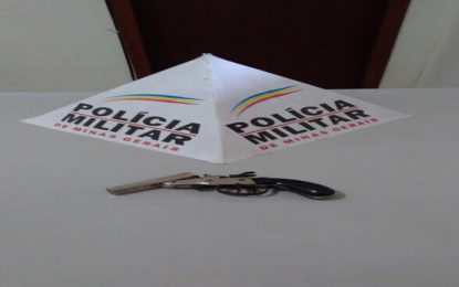 Motociclista joga ao solo sacola contendo arma e foge