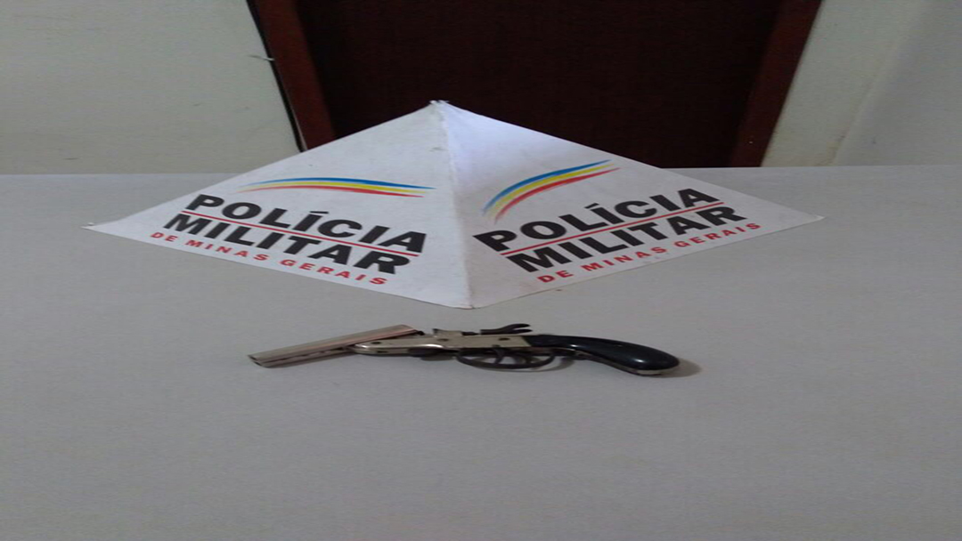 Motociclista joga ao solo sacola contendo arma e foge