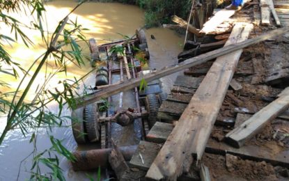 CAMINHÃO DE RAÇÃO CAI EM RIBEIRÃO E HOMEM MORRE AFOGADO