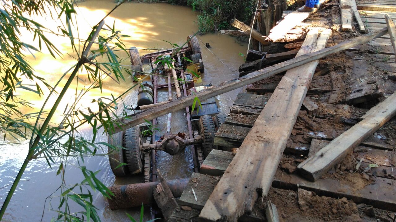 CAMINHÃO DE RAÇÃO CAI EM RIBEIRÃO E HOMEM MORRE AFOGADO