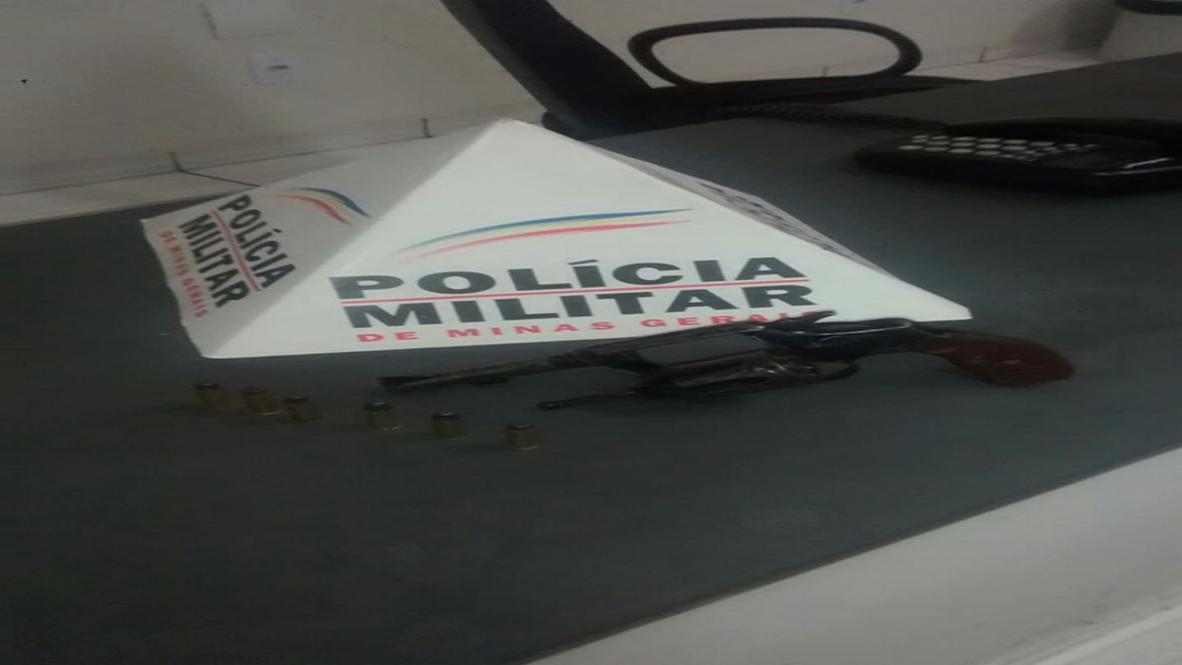 Homem encontra arma jogada ao solo e aciona a PM