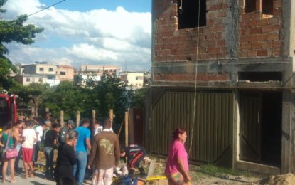 DOIS OPERÁRIOS CAEM DE ANDAIME