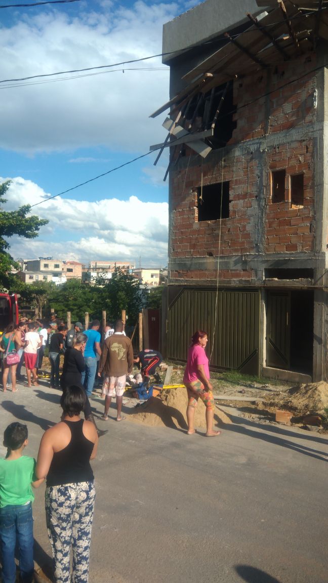 DOIS OPERÁRIOS CAEM DE ANDAIME