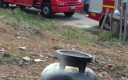 BOMBEIROS CONTROLAM PRINCÍPIO DE INCÊNDIO EM BOTIJÃO DE GÁS