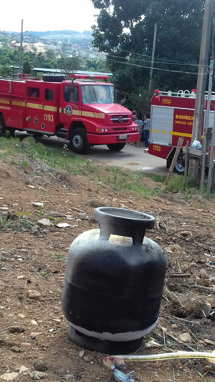 BOMBEIROS CONTROLAM PRINCÍPIO DE INCÊNDIO EM BOTIJÃO DE GÁS