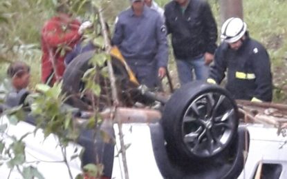 VEÍCULO CAI EM RIBANCEIRA COM DOIS OCUPANTES NA  MG 270