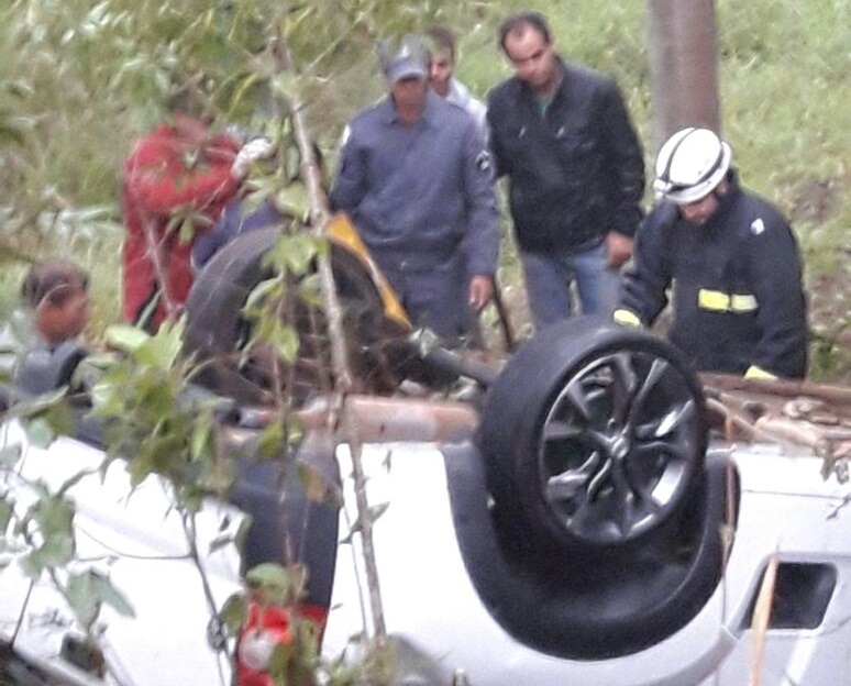 VEÍCULO CAI EM RIBANCEIRA COM DOIS OCUPANTES NA  MG 270