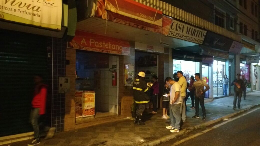 PRINCÍPIO DE INCÊNDIO ATINGE PASTELARIA NO CENTRO DE BARBACENA