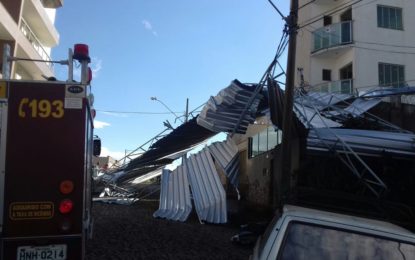 FORTE TEMPORAL DERRUBA TELHADO DE ZINCO