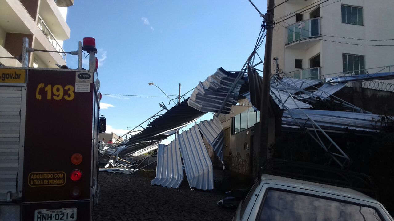 FORTE TEMPORAL DERRUBA TELHADO DE ZINCO