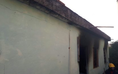 INCÊNDIO ATINGE RESIDÊNCIA