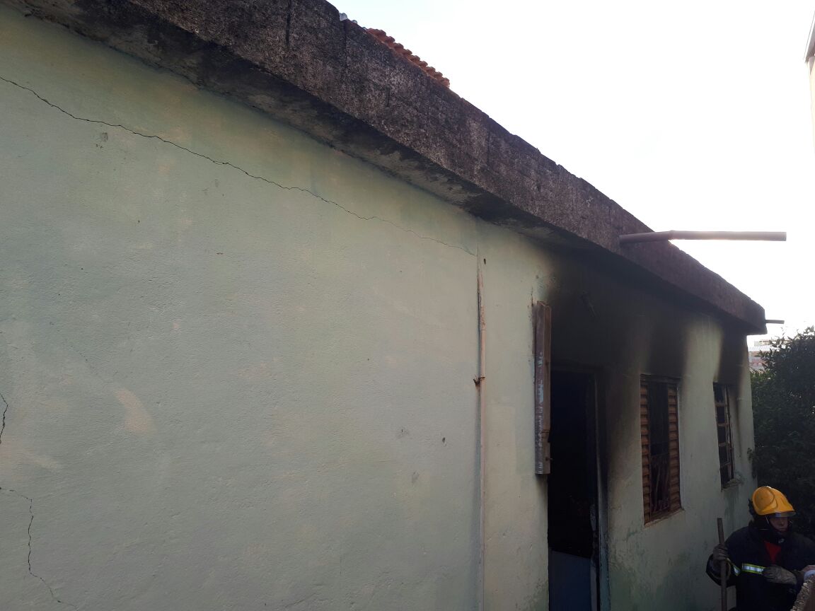 INCÊNDIO ATINGE RESIDÊNCIA