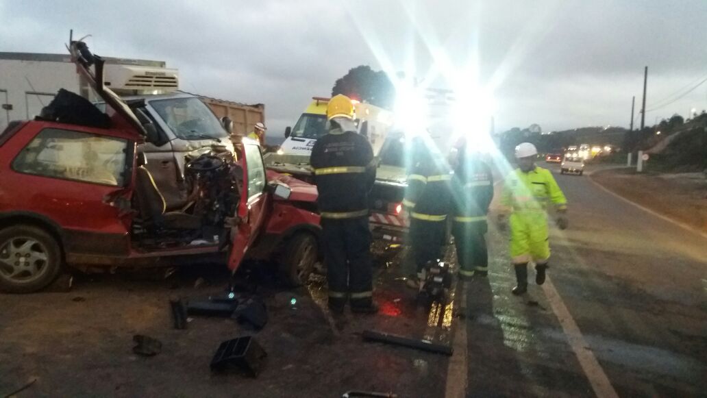 DOIS  FERIDOS EM COLISÃO CONTRA BARRANCO