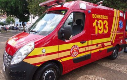 MOTORISTA EMBRIAGADO BATE EM CARRETA ESTACIONADA