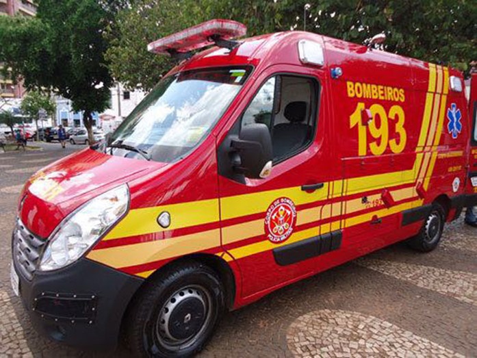 MOTOCICLISTA FICA FERIDO EM COLISÃO COM KOMBI