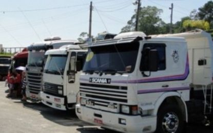 Trio assalta caminhoneiros em dois postos de combustível