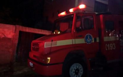 BOMBEIROS COMBATEM INCÊNDIO EM RESIDÊNCIA.