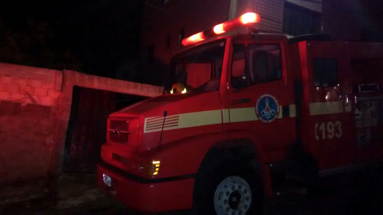 BOMBEIROS COMBATEM INCÊNDIO EM RESIDÊNCIA.