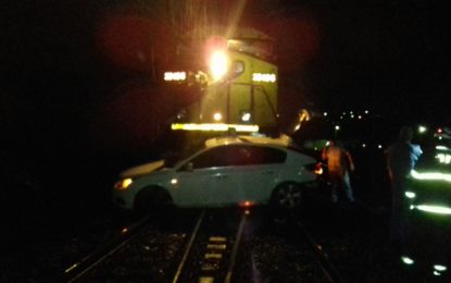 Veículo é arrastado por mais de 300 metros em colisão com trem