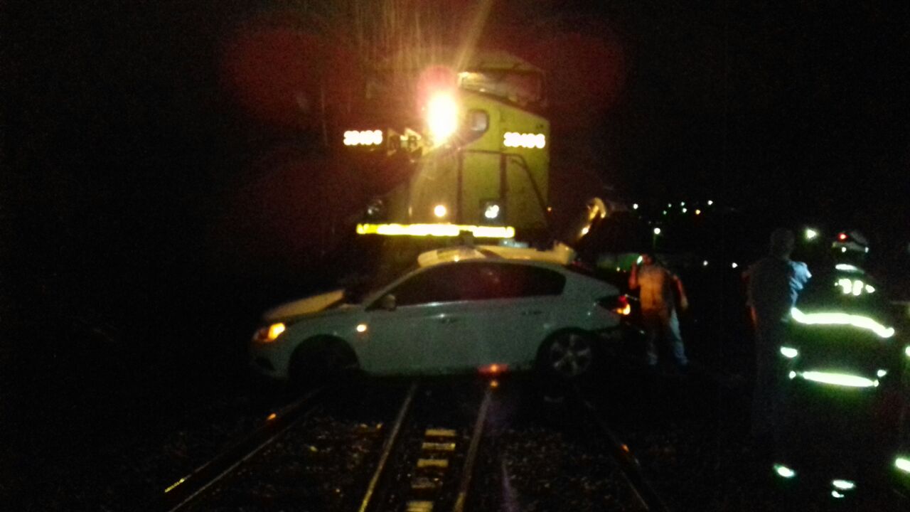Veículo é arrastado por mais de 300 metros em colisão com trem