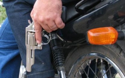 Dupla em motocicleta dispensa sacola com arma de fogo no Pontilhão