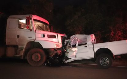 MOTORISTA MORRE  EM COLISÃO ENTRE CAMINHONETE E CARRETA NA MG 270