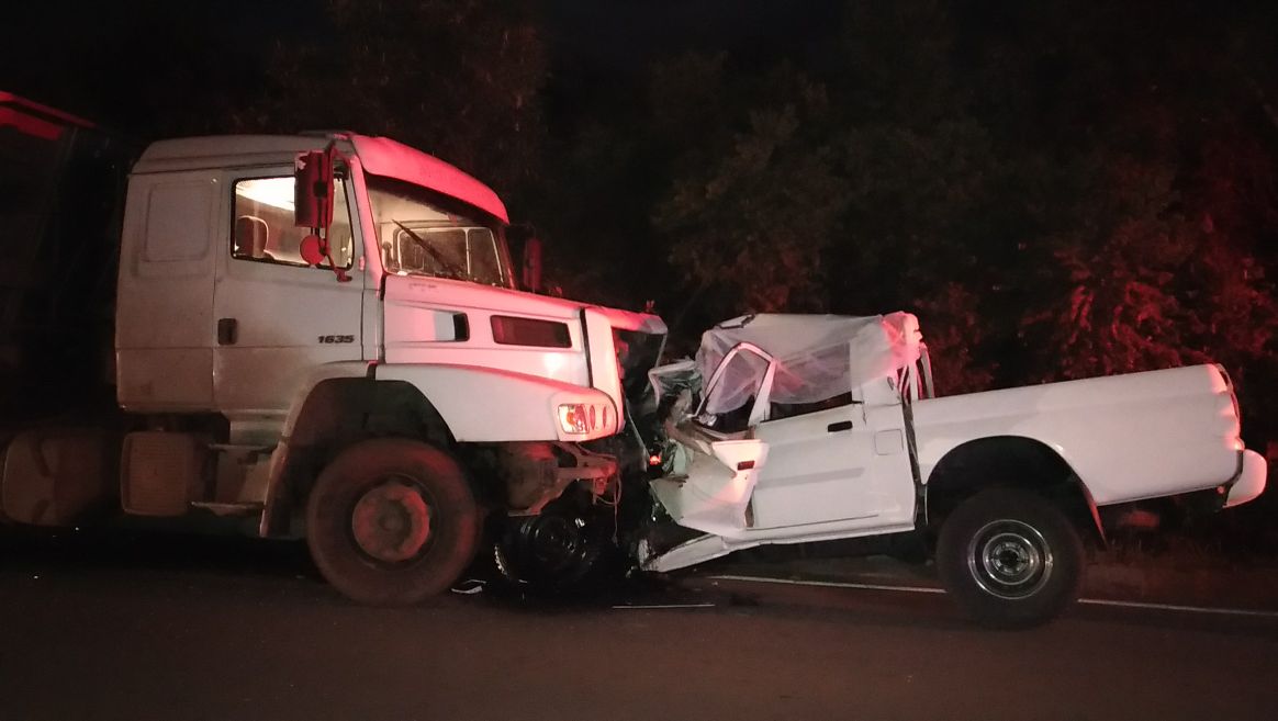 MOTORISTA MORRE  EM COLISÃO ENTRE CAMINHONETE E CARRETA NA MG 270