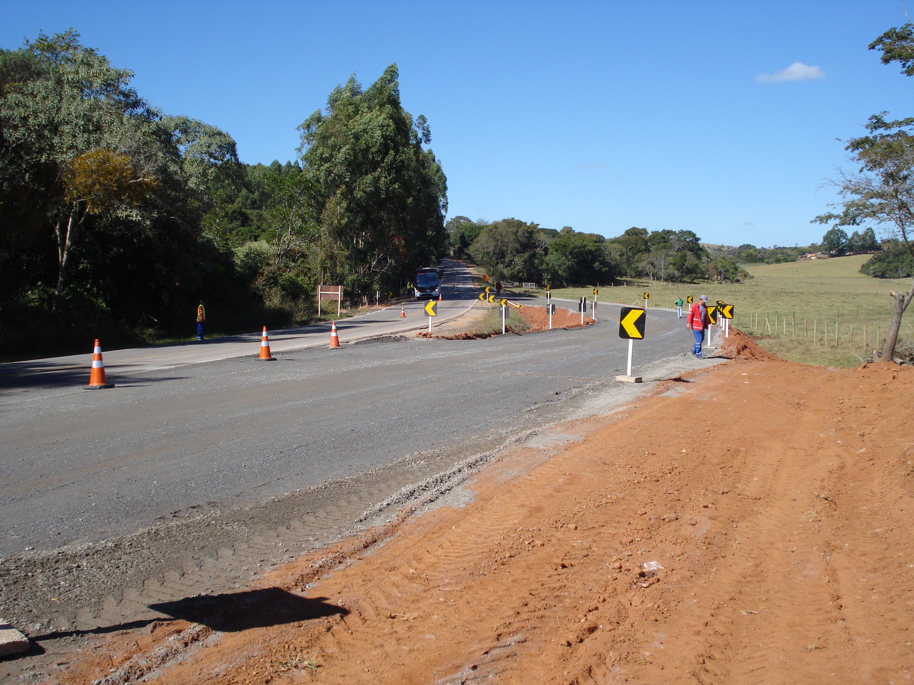 DEER realiza manutenção em bueiro na MG 167