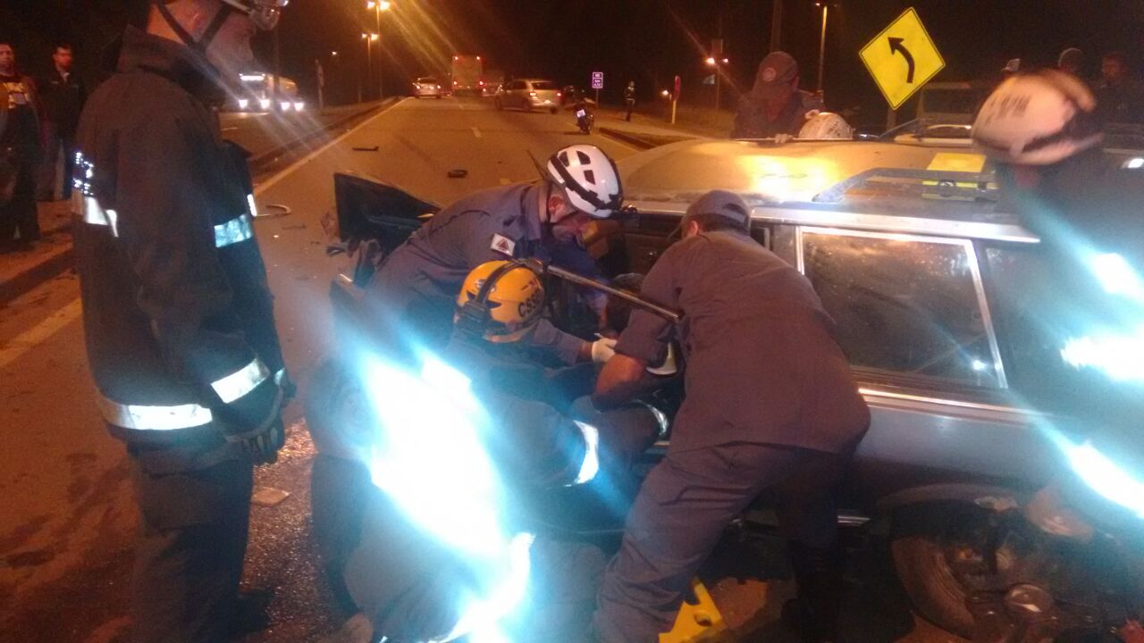 MOTORISTA FICA PRESO ENTRE FERRAGENS EM COLISÃO NA BR 040