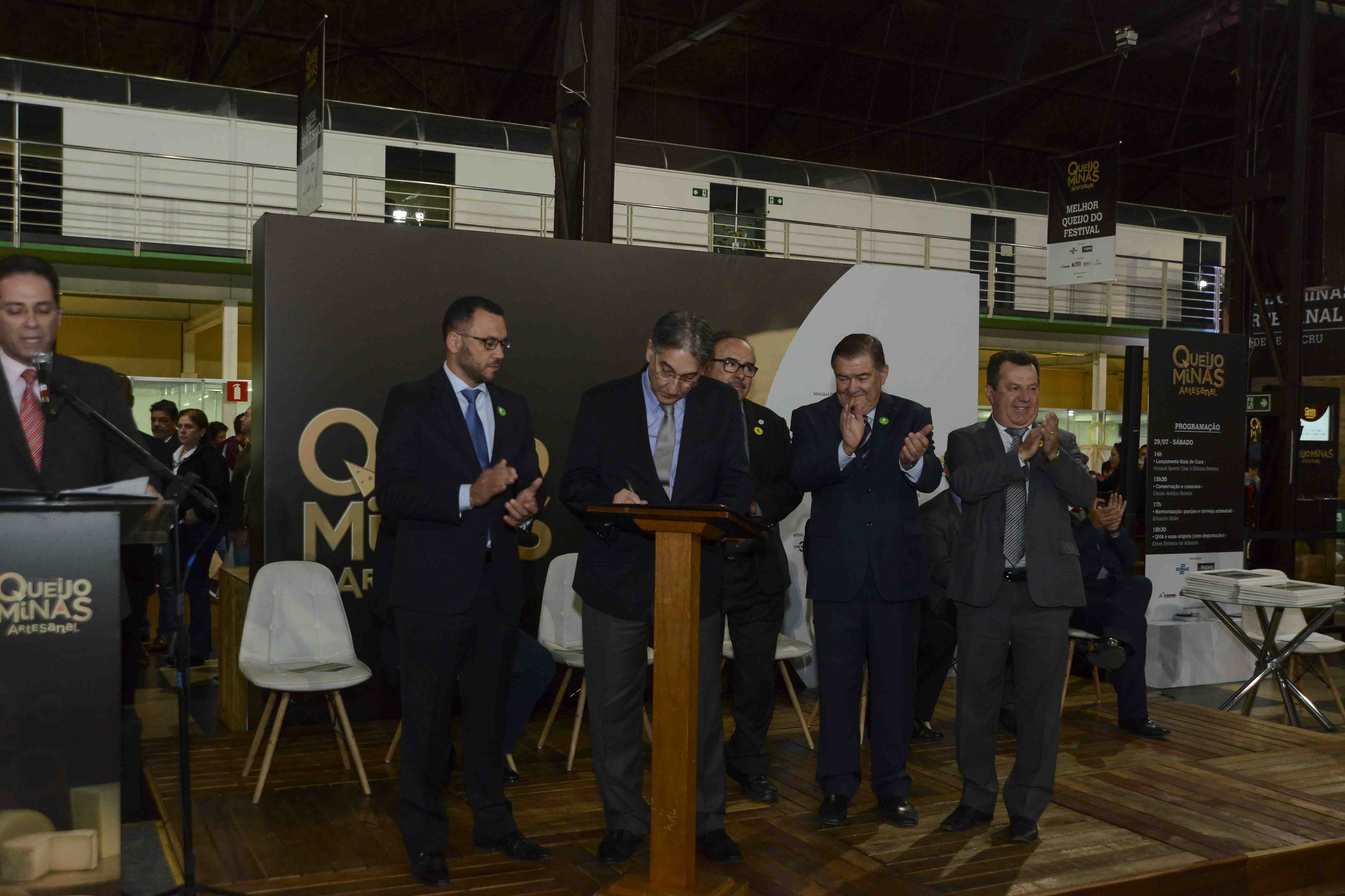 Fernando Pimentel participa da abertura do 1º Festival do Queijo Minas Artesanal