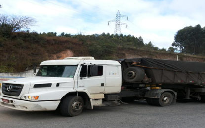 Polícia militar rodoviária recupera veículo produto de roubo na  BR 265 em Barbacena.