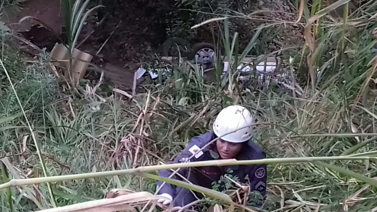 CARRO CAI EM RIBANCEIRA E MOTORISTA FOGE DO LOCAL