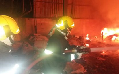 BOMBEIROS DEBELAM INCÊNDIO EM DEPOSITO DE RECICLÁVEIS