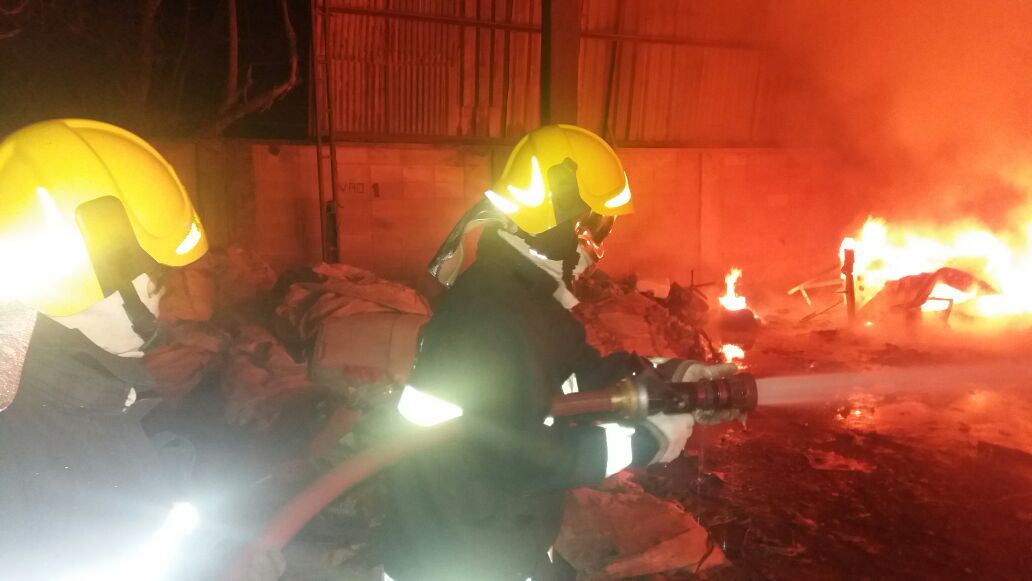 BOMBEIROS DEBELAM INCÊNDIO EM DEPOSITO DE RECICLÁVEIS