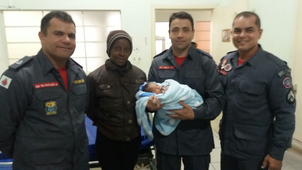 BOMBEIROS REALIZAM PARTO NA MADRUGADA FRIA DE BARBACENA MG