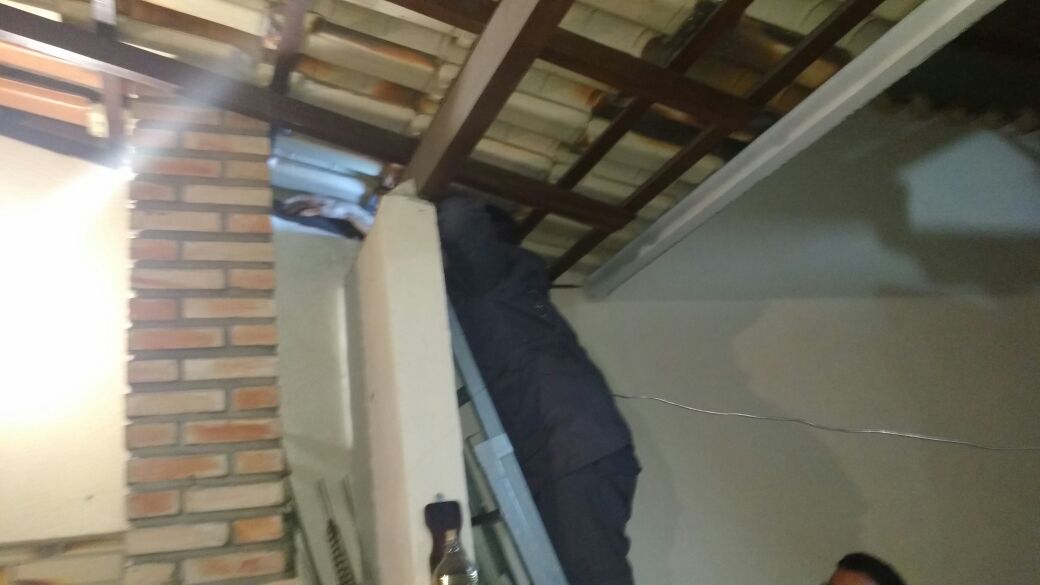 GATO É RESGATADO DE CHAMINÉ DE CHURRASQUEIRA