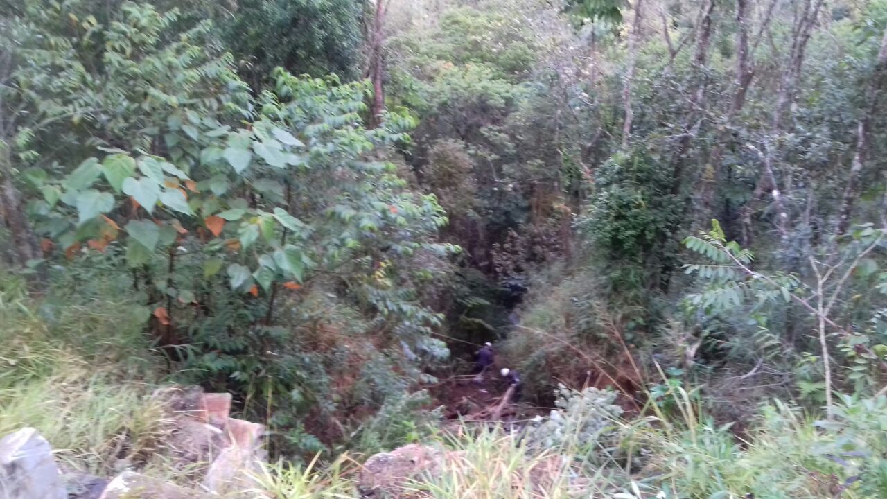 VEÍCULO CAI EM ABISMO NA MG 129