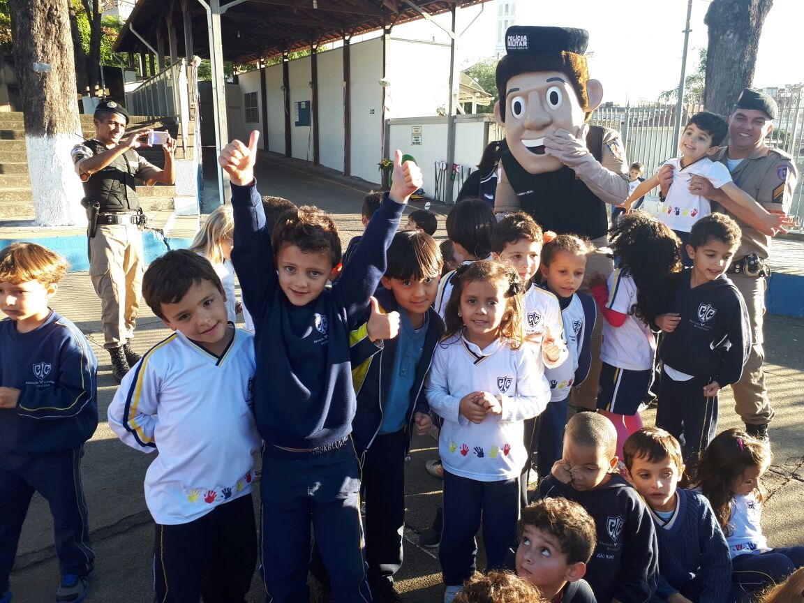 ALUNOS DO CIC RECEBEM VISITA DA PM