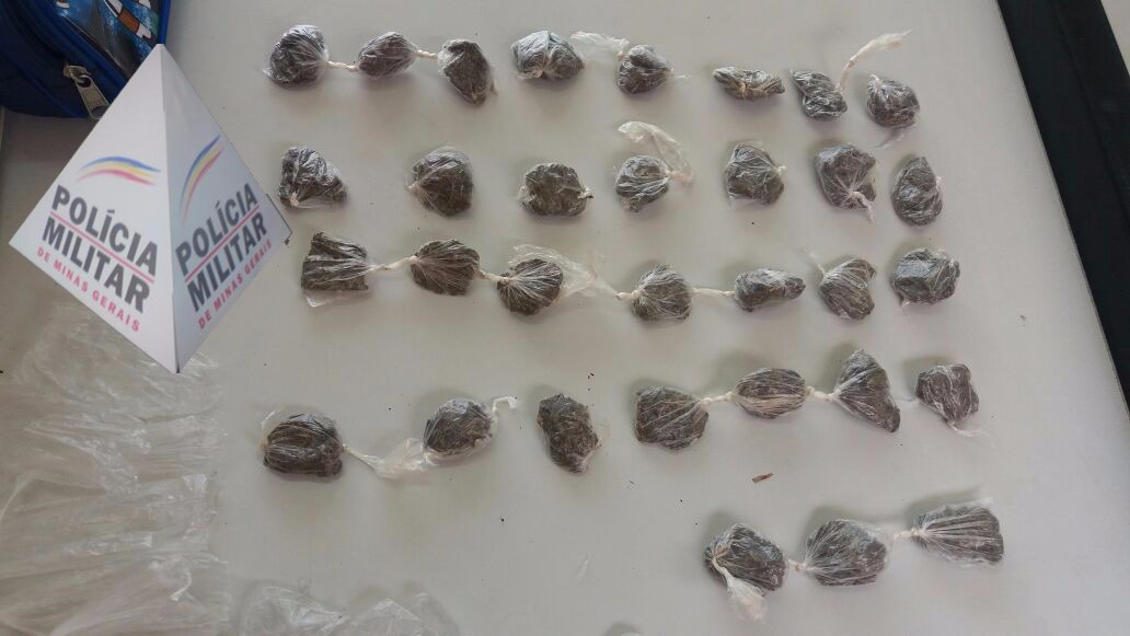 Em Barbacena, trinta e duas buchas de maconha são apreendidas em residência de menor