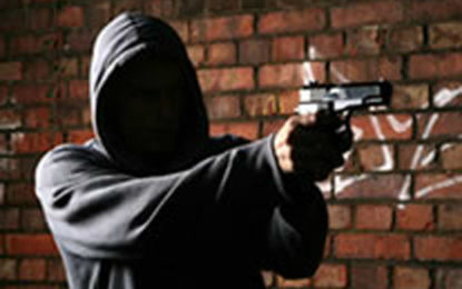 HOMEM É BALEADO EM VIA PÚBLICA