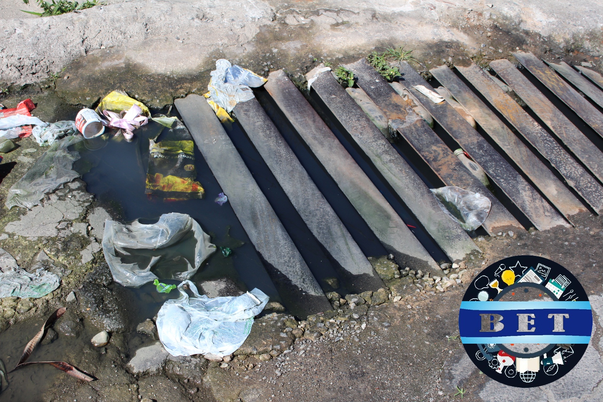 BUEIRO ENTUPIDO CAUSA TRANSTORNO A MORADORES