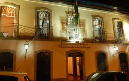 Presidente da Câmara Municipal de Barbacena PROMULGA a LEI Nº. 4.824