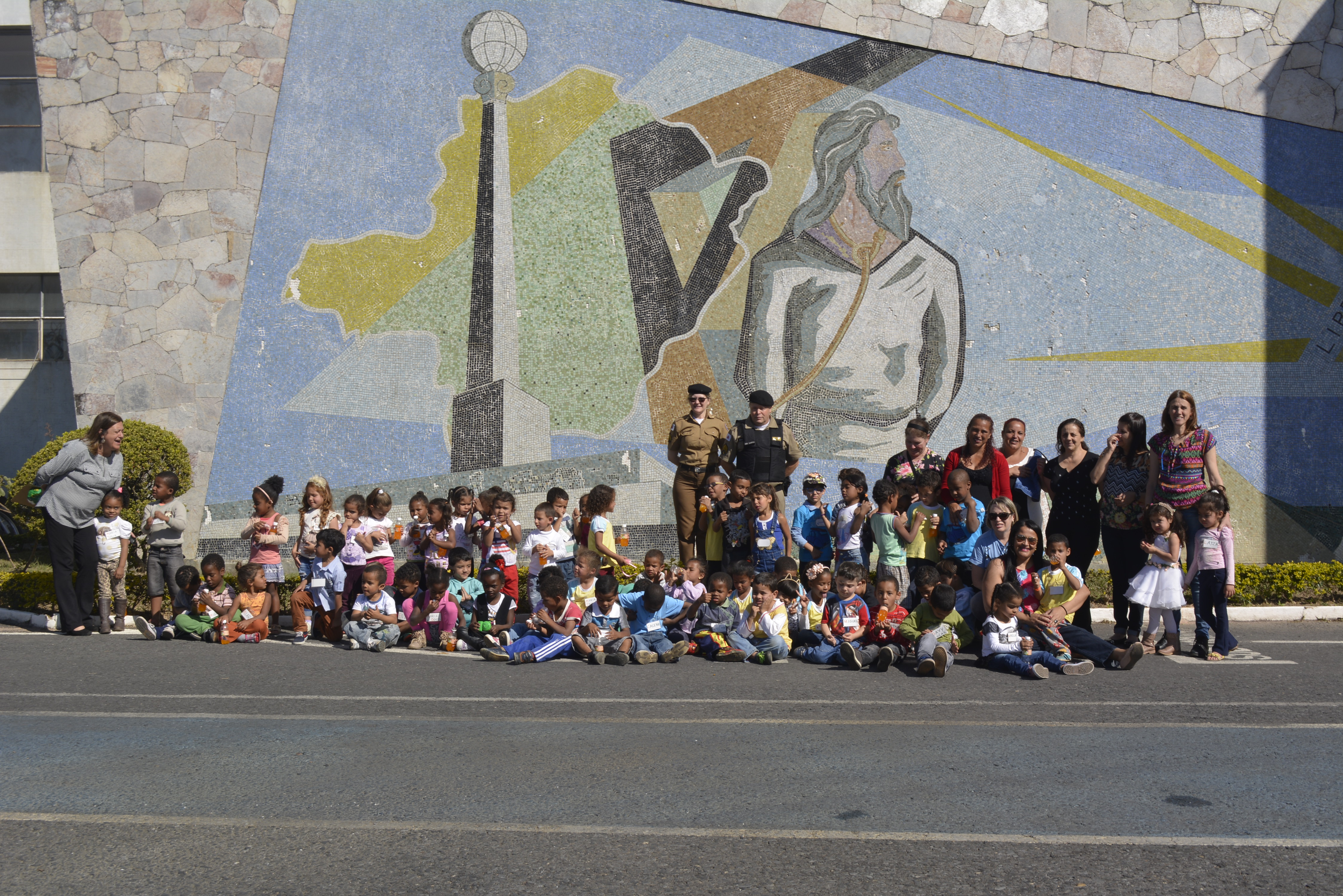 Alunos visitam 9º BPM e prestam homenagem pelo Dia do Soldado