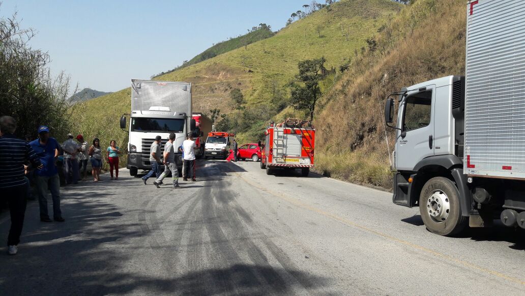 ACIDENTE ENVOLVE TRÊS VEÍCULOS E DEIXA 04 PESSOAS FERIDAS/SERRA DE SANTA BÁRBARA DO TÚGURIO